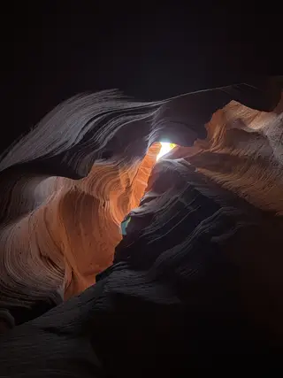 阳光从砂岩峡谷上方照入
